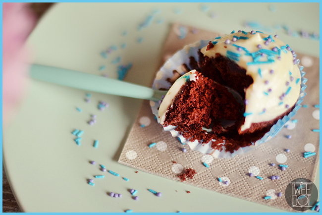 Tweedot blog magazine - frosting o glassa per red velvet cupcake